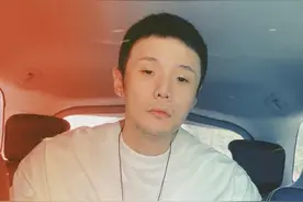 李荣浩晒自拍自称屏保来了拿去用 网友：眼睛太小，不用图片