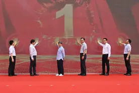 巡展现场丨澎湃红色大巴在盐城：重温新四军“铁军精神”图片