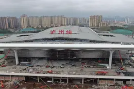 最新现场！高清多图！探访绵泸高铁泸州站：酒樽立柱和油纸伞天窗亮了图片