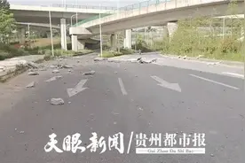 1.5吨货物从近20米高桥上滚落 肇事司机竟悄悄离去…图片