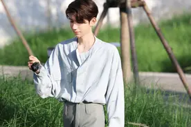 王源晒出一组夏日随拍大片 一身素色穿搭衬托浓浓青春气息图片