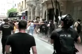 违反疫情防控，土耳其警方发射催泪瓦斯驱散LGBT群体游行图片