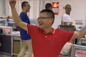 优秀考生激动“熊抱”老师图片