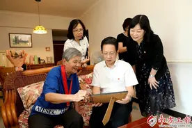 广东省总工会将为50名老党员送上“光荣在党50年”纪念章图片