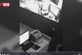 值班消防员接到自家着火报警电话，隔着屏幕都能感到紧迫感……图片