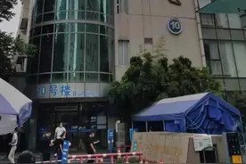 凌晨6点车位全满，7点候诊区就这样了！杭城家长：一到暑假，这里人就多图片