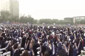 最燃高校毕业典礼快闪刷屏！网友：从头哭到尾图片
