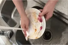 医生：现在癌症越来越多，可能与洗碗的三个坏习惯有关图片
