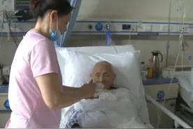 不图回报！她20年如一日细心照顾111岁邻居大爷图片