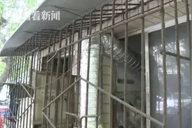 烧烤店油烟直排窨井 邻居卫生间冒“仙气”图片
