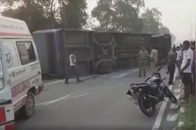 印度载有60人大巴与卡车在高速公路相撞 至少4人死亡图片