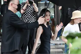 Angelababy黑裙配红唇 凸显曼妙身材女人味十足图片