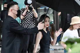 Angelababy黑裙配红唇 凸显曼妙身材女人味十足图片