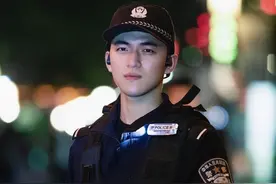芳心纵火犯？新疆帅气消防员直播吸引百万人，撩起满屏的爱情之火图片