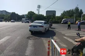 圆信号灯右转车辆不受控？事实上，转弯还是要让行直行车辆图片