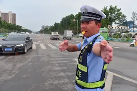 淮阳“焦警”中暑，仍坚守执勤一线！图片