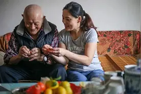 她给111岁邻居老人当“孙女”：“既然喊了爷爷，我就要照顾他一辈子！”图片