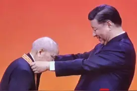 生命不息奋斗不止 入党76年的老党员周永开荣获“七一勋章”图片