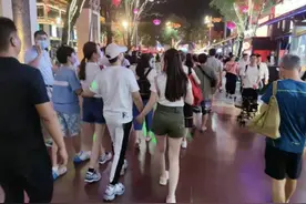甄子丹一家四口逛街被偶遇，17岁女儿牵爸爸手，甄子丹搂爱妻超甜图片