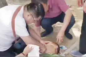 一名游客突然昏迷倒地，同在景区的沧州医生紧急施救...图片