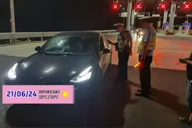 小伙求助交警，行李箱遗落在大巴车上，交警热心帮助成功找回行李视频封面