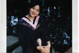 林妙可晒大学毕业照 双手抱膝歪头甜笑图片