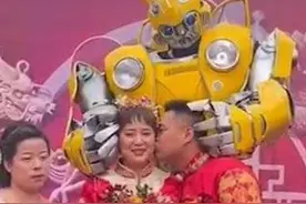 姐姐结婚弟弟穿2.8米大黄蜂战甲护航 网友：这个弟弟好有爱图片