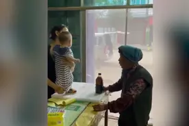 捡拾垃圾的奶奶买油，老板没收钱送她一瓶图片