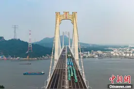 五峰山长江大桥南北公路接线开通图片