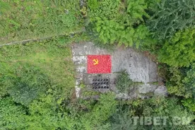 用石头堆砌党旗图片