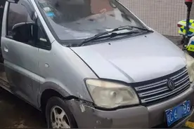 小车暴雨中在梅华路越开越慢，打开车门竟跑出17个人图片