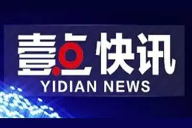 女孩横穿马路时险些被撞 车辆开过瞬间，女子下意识收身躲过一劫图片