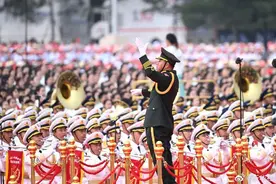 “共和国的礼乐之兵”：五线谱上踢正步图片