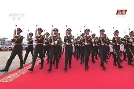 三军仪仗队走了100个正步图片
