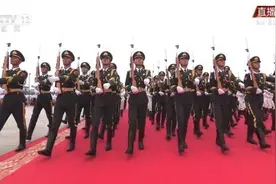 三军仪仗队走了100个正步图片