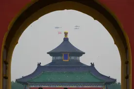 空中梯队飞行表演拉开庆祝中国共产党成立100周年大会序幕图片
