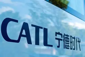 特斯拉砸来大单，“车企逃离宁德时代”又双叒叕被打脸了图片