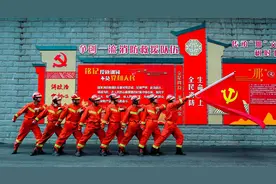 广西南宁市消防救援支队开展“永远跟党走，我与党旗合影”活动图片