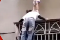 女童头卡防盗窗，陌生妈妈做“肉垫”图片