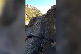 容错率为零！美国男子悬崖边骑行 最窄处仅几英尺图片