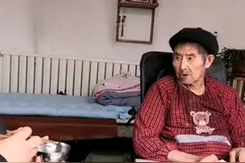 “猜拳哄父亲睡觉”感动全网，如今父亲去世儿子致歉，网友：你做得很好了图片