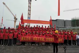 建筑工地上红歌嘹亮 百名建设者齐声高歌共庆党的百年华诞图片