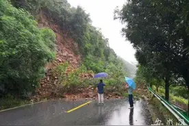 受暴雨影响 国道G237线石台县城附近交通暂时中断图片