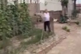 看哭了！奶奶不舍孙子离开 挥手告别目送到拐角图片