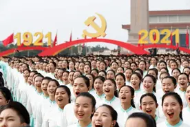 广场上响起这些歌声，流下热泪的不仅是张桂梅图片