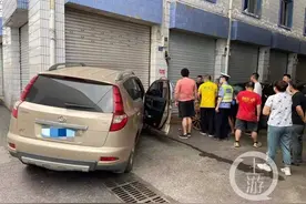 全责！老司机帮忙挪车 一发动直接撞上卷帘门图片