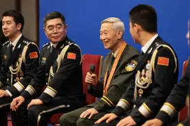 佩戴“七一勋章”，崔道植说从未想过退休，要工作至最后一刻图片