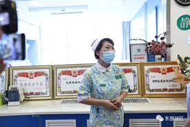 地铁站响起紧急广播，她冲了过去……图片