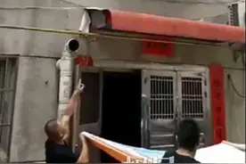 3岁女童头卡3楼防盗窗，陌生的她充当“肉垫”看哭网友图片