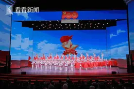 光辉的旗帜丨情感共鸣！台上台下齐唱《我们是共产主义接班人》图片